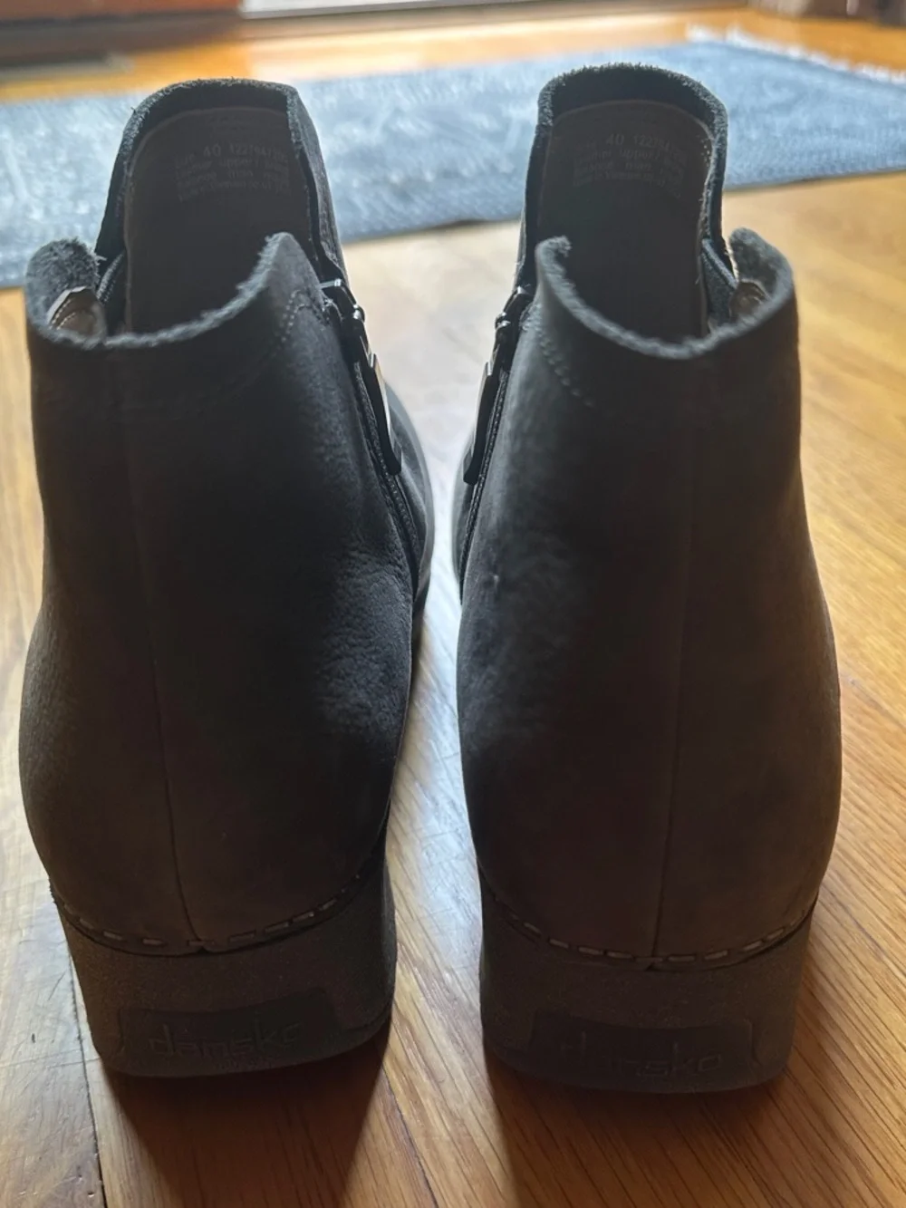 Dansko gray suede low bootie size 40